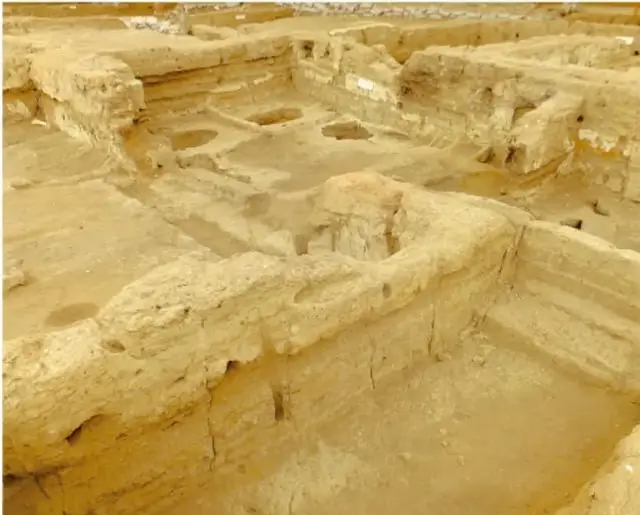 Fotografía de un yacimiento arqueológico con estructuras de adobe excavadas, correspondiente a Çatalhöyük.