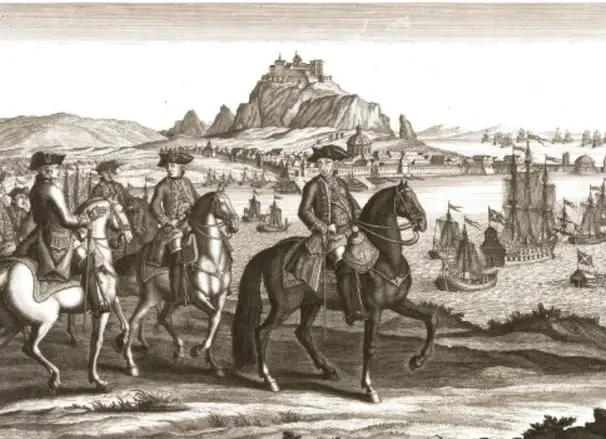 Grabado histórico que muestra a jinetes y soldados europeos en un paisaje con una fortaleza en lo alto, probablemente representando el avance de tropas o la administración colonial.