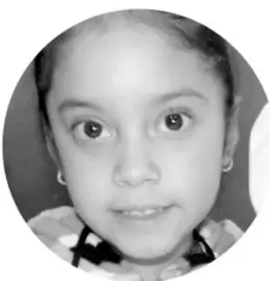 Retrato circular en blanco y negro de una niña que acompaña la sección Difundimos.