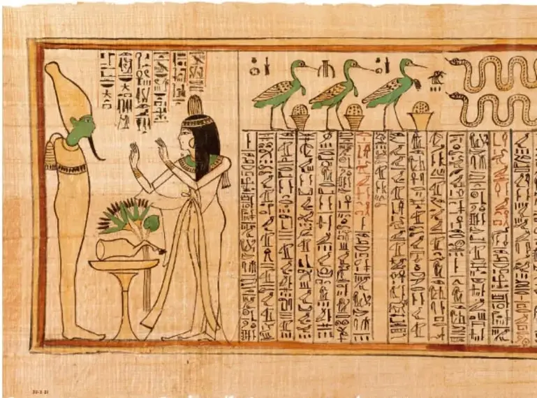 Fragmento de un papiro egipcio con jeroglíficos, figuras humanas y aves simbólicas.