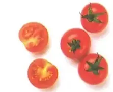 Imagen de varios tomates, algunos enteros y otros cortados, que representan frutos.