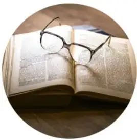 Libro abierto con anteojos encima, rótulo 'Literatura'