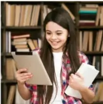 Estudiante con libros en una biblioteca.