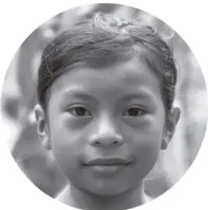 Fotografía en blanco y negro de un niño sonriente, representando al estudiante de primaria.