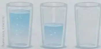 Tres vasos de vidrio con diferentes niveles de agua y rociador.