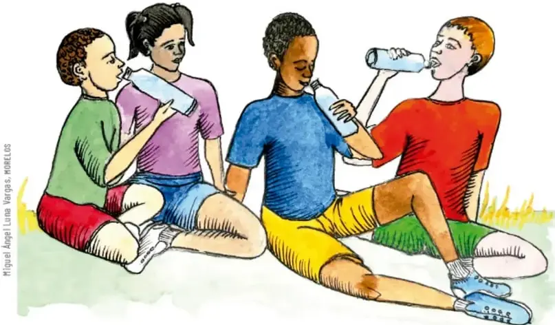 Ilustración en acuarela de cuatro niños sentados en el pasto tomando agua de botellas, hidratándose después de la actividad física. Crédito: Miguel Ángel Luna Vargas, MORELOS.