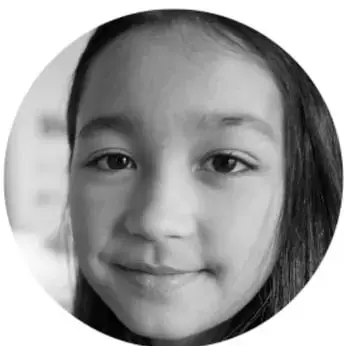 Fotografía en blanco y negro del rostro de una niña, que acompaña la actividad de escritura y lectura.