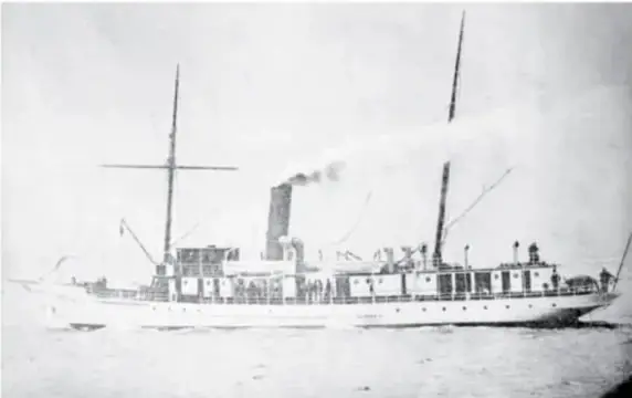 Buque de la Armada de México atracado en puerto, con banderas de señalización en los mástiles.