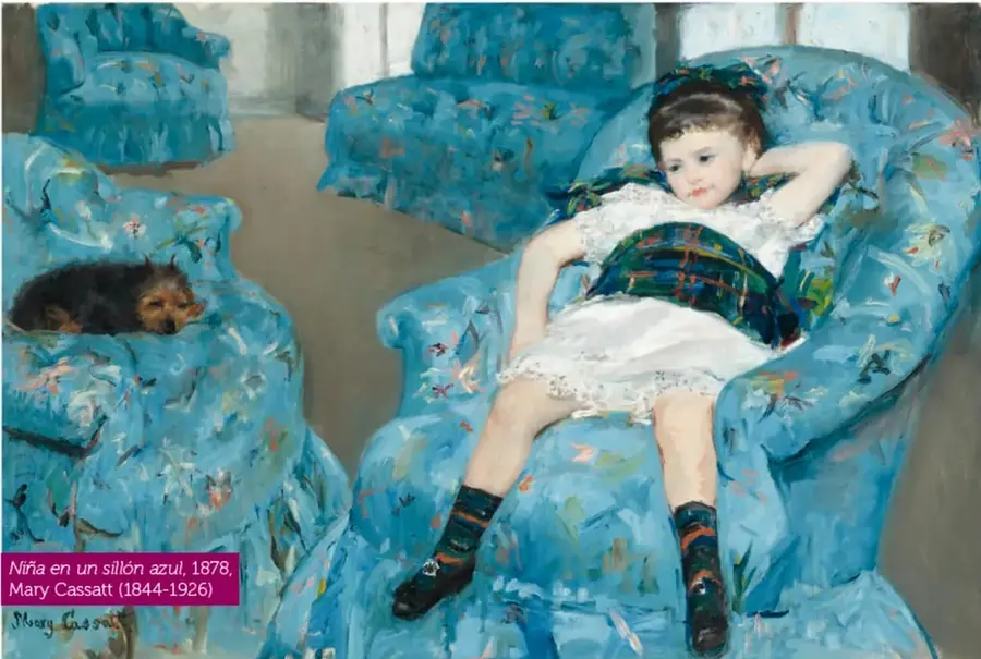 "Niña en un sillón azul", 1878: niña de vestido blanco y falda de cuadros, echada de lado en un sillón azul floreado; un pequeño perro duerme en el sillón contiguo; pinceladas suaves en tonos azules.