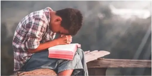 Recuadro de competencia digital que invita a observar un cortometraje sobre niños que practican religiones diferentes.