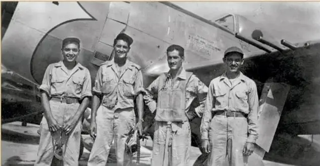 Fotografía en blanco y negro del capitán Radamés Gaxiola y su equipo de mantenimiento frente a un caza P-47D del Escuadrón 201.