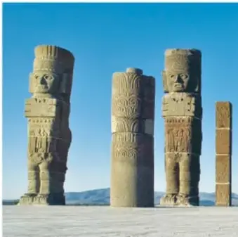 Esculturas de piedra conocidas como atlantes, figuras humanas talladas en columnas, asociadas a Tula.