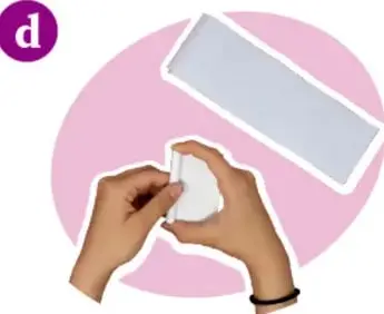 Manos sosteniendo el tubo con una pestaña de papel visible.