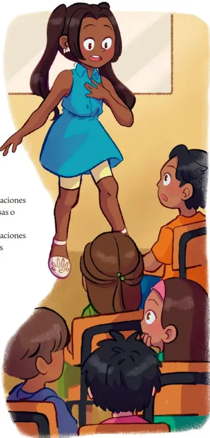 Una niña de piel morena con dos coletas, vestido turquesa y sandalias, pasa al frente del salón con una mano en el pecho al tiempo que se presenta; cinco compañeros sentados en pupitres la miran con atención, y un pizarrón amarillo está al fondo. Crédito: Karla Esmeralda Mata Medina, TAMAULIPAS.