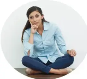 Mujer mayor haciendo estiramientos, ilustra la vejez.