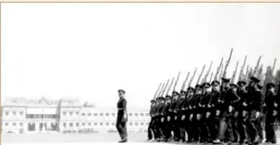 Cadetes desfilan en el Colegio Militar de Popotla, 1950-1955.