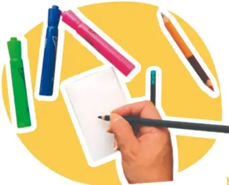 Mano escribiendo en una hoja con marcadores de colores alrededor.