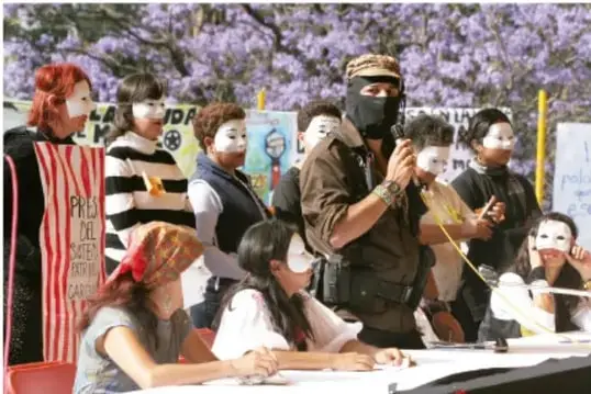 Pintura o mural con figuras humanas en tonos oscuros y amarillos.