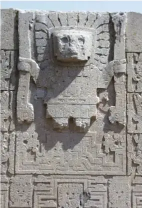 Monolito lítico andino (estilo chavín o similar) con la talla de una deidad antropomorfa de rostro felino, brazos y garras, sobre un muro de piedra labrada.