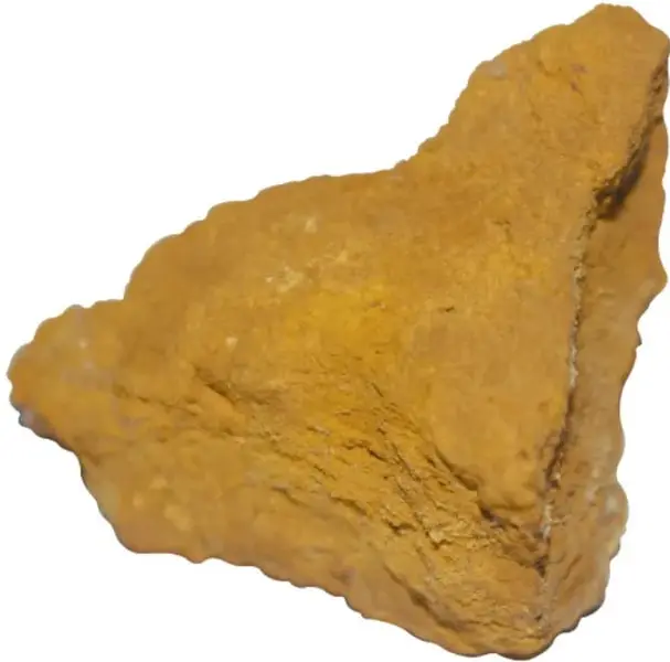 Fotografía de una roca de limonita de color amarillo ocre terroso, con superficie irregular y porosa, sobre fondo blanco.