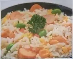 Plato de arroz relleno con vegetales.