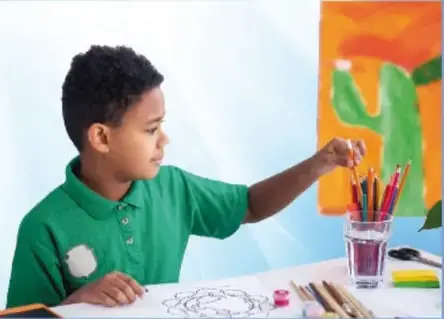 Ejemplo de volante con fondo azul y amarillo que anuncia la Galería de historia y prácticas culturales, con fecha, lugar, hora y entrada gratuita; incluye la ilustración de un niño dibujando junto a materiales escolares.