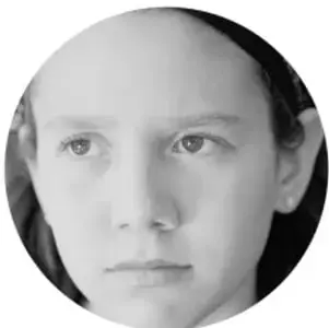 Fotografía en blanco y negro del rostro de una persona joven, con mirada serena, usada como ilustración de la página.