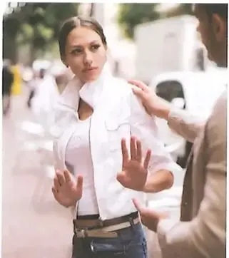 Una profesional conversa con una persona en un espacio de atención psicológica.