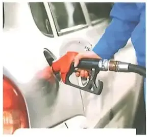 Una persona coloca gasolina en un automóvil.