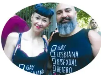 Fotografía de dos personas con playeras que muestran las palabras GAY, LESBIANA, BISEXUAL y HETERO, relacionada con la diversidad sexual.