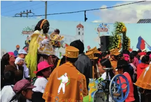Celebración de la Mama Negra, fiesta tradicional de Latacunga, con personas disfrazadas y elementos festivos de la cultura ecuatoriana.