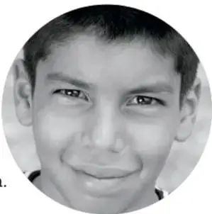 Fotografía de un niño sonriente con camisa escolar.