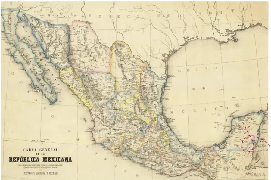 Fotografía de un mapa histórico en tonos sepia titulado «Carta General de la República Mexicana» (de Antonio García y Cubas), con los estados delimitados en colores suaves, el golfo de México, el océano Pacífico y la parte sur de Estados Unidos al norte.