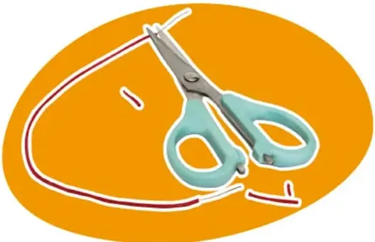Tijeras cortando un cable eléctrico sobre fondo naranja.