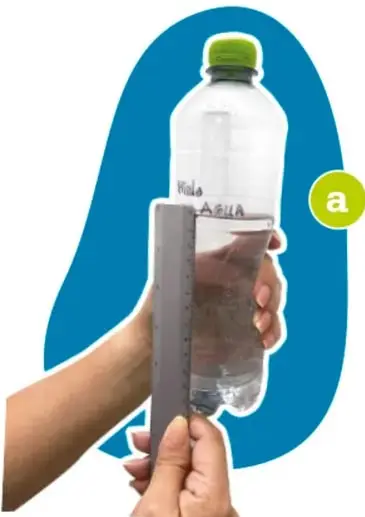 Botella con agua colocada fuera del salón, junto a una pared.