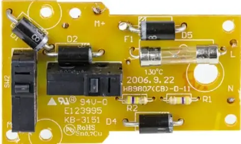 Placa de circuito impreso amarilla con componentes electrónicos (diodos, resistencias, relevadores), etiquetada como 'Circuitos'.