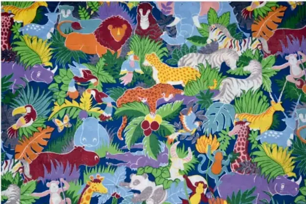 Ilustración colorida y detallada de una selva tropical repleta de animales: león, jirafas, cebras, tucanes, osos perezosos, hipopótamos, monos, iguanas y aves exóticas entre vegetación abundante; estética folk/pop art que representa biodiversidad y comunidad.