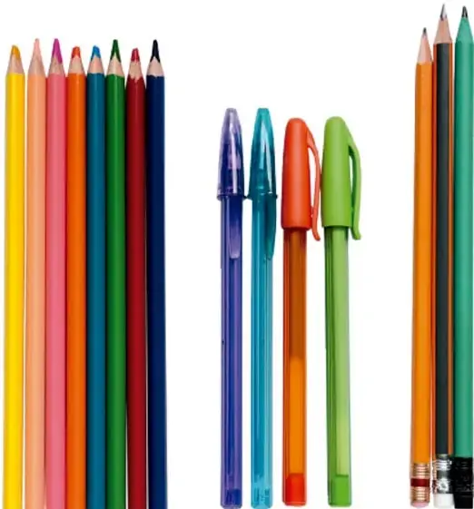 Ilustración de 8 colores de madera alineados, 4 bolígrafos de colores y 3 lápices, que representan los objetos del Ejemplo 1.