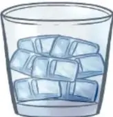 Vaso con cubos de hielo (estado sólido).