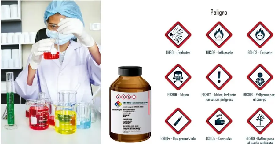 Estudiante con bata, guantes, cubrebocas y cofia manipulando líquidos de colores en matraces y vasos de precipitados dentro de un laboratorio.
