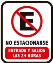 Señal de tránsito rectangular: círculo rojo con letra E tachada, texto 'NO ESTACIONARSE' y franja roja 'ENTRADA Y SALIDA LAS 24 HORAS'.