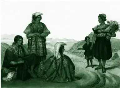 Reproducción de la litografía 'Indias de la Sierra' de Carl Nebel: paisaje montañoso con un camino donde aparecen un niño y cuatro mujeres con ropa típica, una carga un ramo de flores y un niño de la mano; hay huipiles bordados y rebozos.