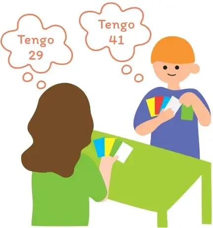 Anita frente a Marcelo en una mesa verde con cartas de colores; globos de pensamiento: Anita piensa «Tengo 29» y Marcelo «Tengo 41».