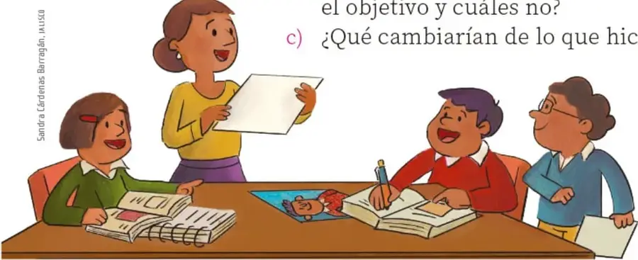 Ilustración de una maestra de blusa amarilla mostrando una hoja a tres niños sentados en una mesa con cuadernos y libros; uno escribe con lápiz. Firma de Sandra Cárdenas Barragán, IAISID.