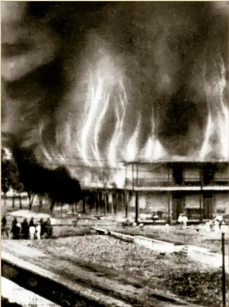 Fotografía histórica del incendio del mercado de Río Blanco durante la huelga textil, ca. 1907 (INAH, SINAFO).