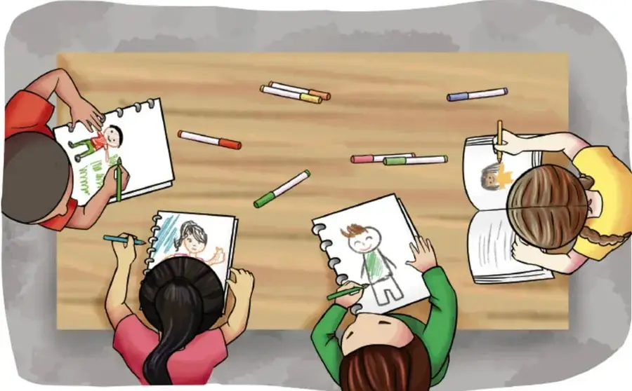 Ilustración de cuatro estudiantes sentados alrededor de una mesa dibujando autorretratos con crayones y hojas de papel.