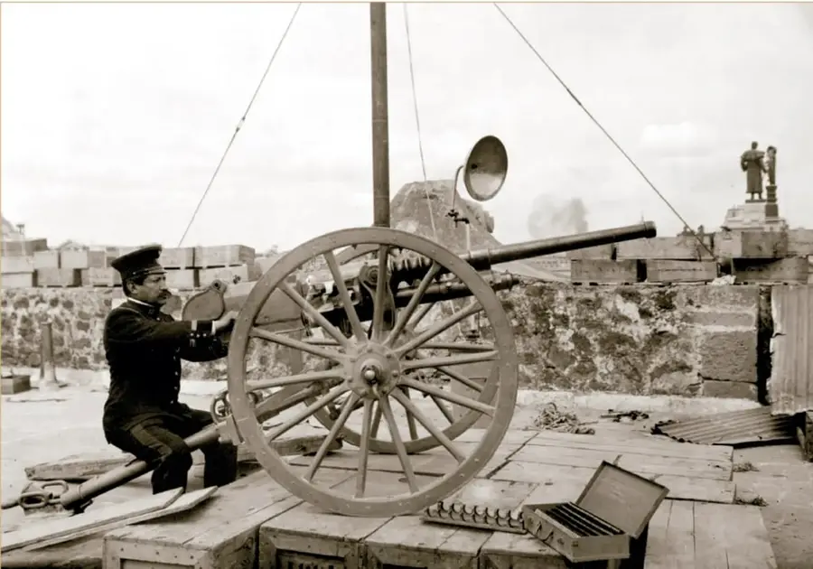 Fotografía histórica en sepia: soldado felicista operando un cañón con ruedas de radios apoyado en una azotea, con cajas de munición abiertas, cuerda de tensor y edificios del centro de la Ciudad de México al fondo. Pie: 'Soldado felicista con cañón apostado en una azotea, febrero de 1913. © (465183) SECRETARÍA DE CULTURA. INAH. SINAFO. FN.MX.'