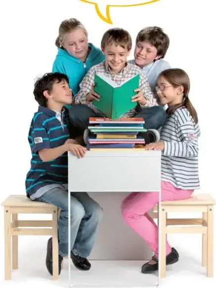 Grupo de cinco niños y niñas sentados alrededor de una mesa escolar, leyendo un libro verde y sonriendo. Uno de ellos sostiene el libro abierto. Sobre ellos hay un globo de diálogo con el texto 'Learning English together is fun!'.