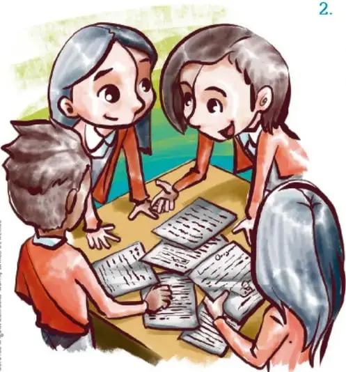 Cuatro estudiantes alrededor de una mesa revisan y organizan varias libretas y hojas de trabajo.