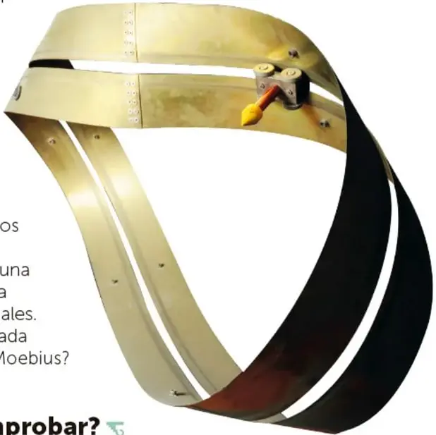 Escultura metálica dorada en forma de cinta de Moebius con un transportador pequeño encima.